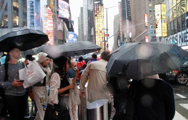 New Yorkers Rainfall Times Square Junio 2022 Nueva York Estados —  Fotos de Stock