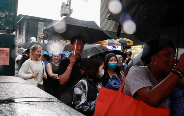 New Yorkers Rainfall Times Square Juni 2022 New York Usa — Stockfoto