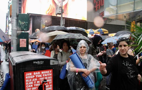 New Yorkers Rainfall Times Square Junho 2022 Nova York Eua — Fotografia de Stock
