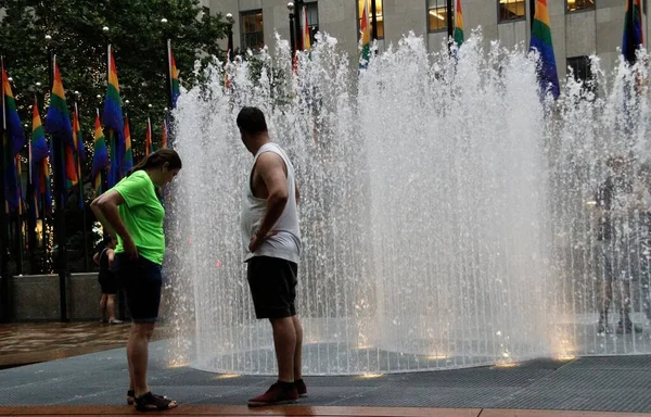 洛克菲勒中心的水源 2022年6月21日 美国纽约 夏天第一天 洛克菲勒中心的喷泉就在溜冰场前吸引着纽约人和游客 — 图库照片