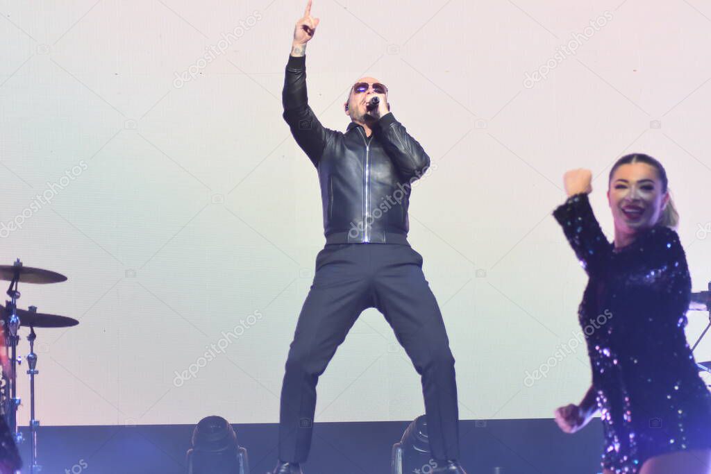 Pitbull actúa en el concierto de KTUphoria de 103.5 KTU en Northwell