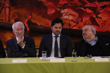 Curitiba 'daki yetkililer 5G teknolojisine sahip akıllı bir ışıkçı sunar. 22 Haziran 2022, Curitiba, Parana, Brezilya: Entegre 5G antenli akıllı ışıkçının sunumu için birden fazla yetkilinin varlığı ile ciddiyet