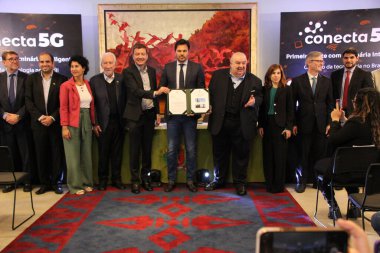 Curitiba 'daki yetkililer 5G teknolojisine sahip akıllı bir ışıkçı sunar. 22 Haziran 2022, Curitiba, Parana, Brezilya: Entegre 5G antenli akıllı ışıkçının sunumu için birden fazla yetkilinin varlığı ile ciddiyet