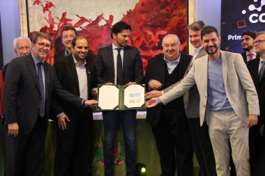 Curitiba 'daki yetkililer 5G teknolojisine sahip akıllı bir ışıkçı sunar. 22 Haziran 2022, Curitiba, Parana, Brezilya: Entegre 5G antenli akıllı ışıkçının sunumu için birden fazla yetkilinin varlığı ile ciddiyet