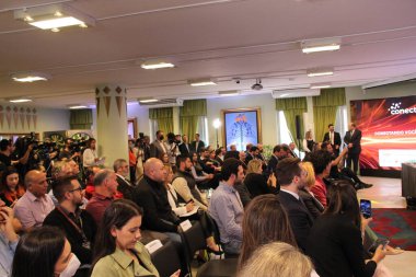 Curitiba 'daki yetkililer 5G teknolojisine sahip akıllı bir ışıkçı sunar. 22 Haziran 2022, Curitiba, Parana, Brezilya: Entegre 5G antenli akıllı ışıkçının sunumu için birden fazla yetkilinin varlığı ile ciddiyet