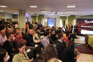 Curitiba 'daki yetkililer 5G teknolojisine sahip akıllı bir ışıkçı sunar. 22 Haziran 2022, Curitiba, Parana, Brezilya: Entegre 5G antenli akıllı ışıkçının sunumu için birden fazla yetkilinin varlığı ile ciddiyet