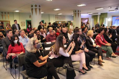 Curitiba 'daki yetkililer 5G teknolojisine sahip akıllı bir ışıkçı sunar. 22 Haziran 2022, Curitiba, Parana, Brezilya: Entegre 5G antenli akıllı ışıkçının sunumu için birden fazla yetkilinin varlığı ile ciddiyet