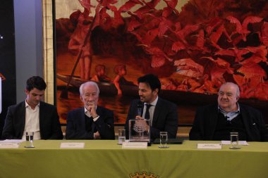 Curitiba 'daki yetkililer 5G teknolojisine sahip akıllı bir ışıkçı sunar. 22 Haziran 2022, Curitiba, Parana, Brezilya: Entegre 5G antenli akıllı ışıkçının sunumu için birden fazla yetkilinin varlığı ile ciddiyet