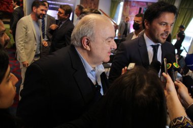 Curitiba 'daki yetkililer 5G teknolojisine sahip akıllı bir ışıkçı sunar. 22 Haziran 2022, Curitiba, Parana, Brezilya: Entegre 5G antenli akıllı ışıkçının sunumu için birden fazla yetkilinin varlığı ile ciddiyet