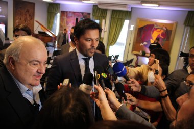 Curitiba 'daki yetkililer 5G teknolojisine sahip akıllı bir ışıkçı sunar. 22 Haziran 2022, Curitiba, Parana, Brezilya: Entegre 5G antenli akıllı ışıkçının sunumu için birden fazla yetkilinin varlığı ile ciddiyet