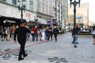 Curitiba 'da kışın ikinci gününde hava durumu. 22 Haziran 2022, Curitiba, Parana, Brezilya: Parana 'nın başkenti Curitiba sokaklarında 22 Haziran Çarşamba günü,)
