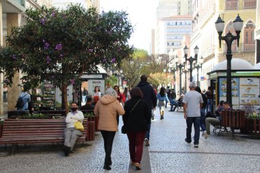 Curitiba 'da kışın ikinci gününde hava durumu. 22 Haziran 2022, Curitiba, Parana, Brezilya: Parana 'nın başkenti Curitiba sokaklarında 22 Haziran Çarşamba günü,)