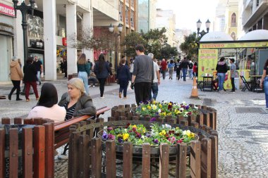 Curitiba 'da kışın ikinci gününde hava durumu. 22 Haziran 2022, Curitiba, Parana, Brezilya: Parana 'nın başkenti Curitiba sokaklarında 22 Haziran Çarşamba günü,)
