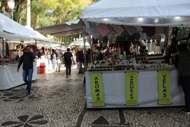 Curitiba 'da Özel Kış Fuarı düzenleniyor. 22 Haziran 2022, Curitiba, Parana, Brezilya: Özel Kış Fuarı sırasında kamuoyu hareketi 22 Çarşamba günü Curitiba 'da Santos Andrade meydanına monte edildi.). 