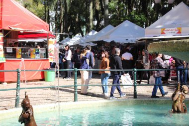 Curitiba 'da Özel Kış Fuarı düzenleniyor. 22 Haziran 2022, Curitiba, Parana, Brezilya: Özel Kış Fuarı sırasında kamuoyu hareketi 22 Çarşamba günü Curitiba 'da Santos Andrade meydanına monte edildi.). 