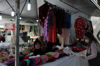 Curitiba 'da Özel Kış Fuarı düzenleniyor. 22 Haziran 2022, Curitiba, Parana, Brezilya: Özel Kış Fuarı sırasında kamuoyu hareketi 22 Çarşamba günü Curitiba 'da Santos Andrade meydanına monte edildi.). 