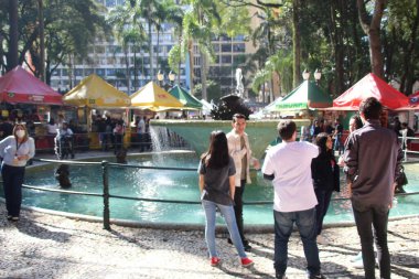 Curitiba 'da Özel Kış Fuarı düzenleniyor. 22 Haziran 2022, Curitiba, Parana, Brezilya: Özel Kış Fuarı sırasında kamuoyu hareketi 22 Çarşamba günü Curitiba 'da Santos Andrade meydanına monte edildi.). 