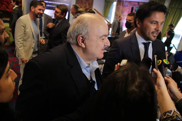 Curitiba 'daki yetkililer 5G teknolojisine sahip akıllı bir ışıkçı sunar. 22 Haziran 2022, Curitiba, Parana, Brezilya: Entegre 5G antenli akıllı ışıkçının sunumu için birden fazla yetkilinin varlığı ile ciddiyet