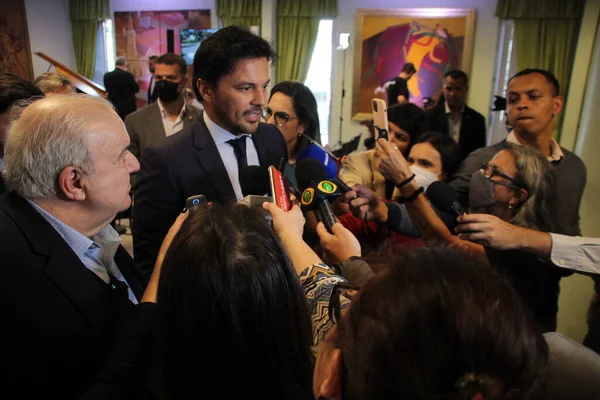 Curitiba 'daki yetkililer 5G teknolojisine sahip akıllı bir ışıkçı sunar. 22 Haziran 2022, Curitiba, Parana, Brezilya: Entegre 5G antenli akıllı ışıkçının sunumu için birden fazla yetkilinin varlığı ile ciddiyet