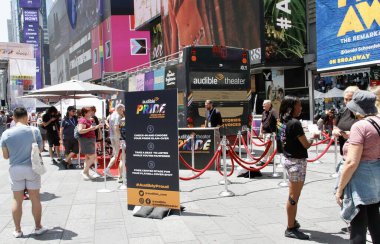 Playbill Pride 2022. 24 Haziran 2022, New York, ABD: Playbill, Playbill 'in 2022 tarihli gururlu ayında, 45. 47.' ler arasında gerçekleşen iki günlük etkinlikte Times Square Alliance ortaklığıyla herkese eşitlik ve sevgi sunuyor.