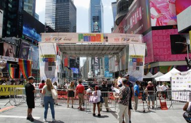 Playbill Pride 2022. 24 Haziran 2022, New York, ABD: Playbill, Playbill 'in 2022 tarihli gururlu ayında, 45. 47.' ler arasında gerçekleşen iki günlük etkinlikte Times Square Alliance ortaklığıyla herkese eşitlik ve sevgi sunuyor.