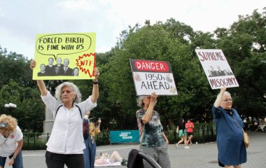 ABD Yüksek Mahkemesi 'nin Roe V. Wade' i New York 'ta devirme kararına karşı protesto. 24 Haziran 2022, New York, ABD: Protestocular, ABD Yüksek Mahkemesi 'nin Roe V. Wade davasını düşürme kararını protesto etmek için Union Square-New York' ta toplandılar 