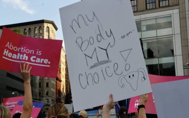 ABD Yüksek Mahkemesi 'nin Roe V. Wade' i New York 'ta devirme kararına karşı protesto. 24 Haziran 2022, New York, ABD: Protestocular, ABD Yüksek Mahkemesi 'nin Roe V. Wade davasını düşürme kararını protesto etmek için Union Square-New York' ta toplandılar 