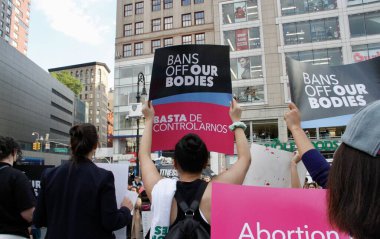 ABD Yüksek Mahkemesi 'nin Roe V. Wade' i New York 'ta devirme kararına karşı protesto. 24 Haziran 2022, New York, ABD: Protestocular, ABD Yüksek Mahkemesi 'nin Roe V. Wade davasını düşürme kararını protesto etmek için Union Square-New York' ta toplandılar 