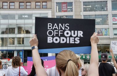 ABD Yüksek Mahkemesi 'nin Roe V. Wade' i New York 'ta devirme kararına karşı protesto. 24 Haziran 2022, New York, ABD: Protestocular, ABD Yüksek Mahkemesi 'nin Roe V. Wade davasını düşürme kararını protesto etmek için Union Square-New York' ta toplandılar 