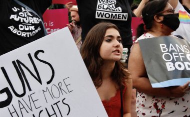 ABD Yüksek Mahkemesi 'nin Roe V. Wade' i New York 'ta devirme kararına karşı protesto. 24 Haziran 2022, New York, ABD: Protestocular, ABD Yüksek Mahkemesi 'nin Roe V. Wade davasını düşürme kararını protesto etmek için Union Square-New York' ta toplandılar 