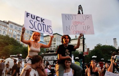 ABD Yüksek Mahkemesi 'nin Roe V. Wade' i New York 'ta devirme kararına karşı protesto. 24 Haziran 2022, New York, ABD: Protestocular, ABD Yüksek Mahkemesi 'nin Roe V. Wade davasını düşürme kararını protesto etmek için Union Square-New York' ta toplandılar 