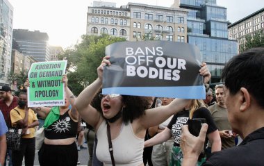 ABD Yüksek Mahkemesi 'nin Roe V. Wade' i New York 'ta devirme kararına karşı protesto. 24 Haziran 2022, New York, ABD: Protestocular, ABD Yüksek Mahkemesi 'nin Roe V. Wade davasını düşürme kararını protesto etmek için Union Square-New York' ta toplandılar 