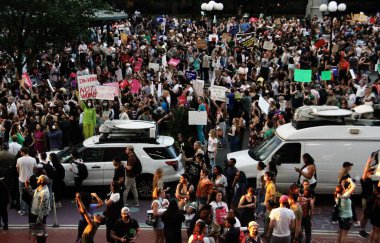 ABD Yüksek Mahkemesi 'nin Roe V. Wade' i New York 'ta devirme kararına karşı protesto. 24 Haziran 2022, New York, ABD: Protestocular, ABD Yüksek Mahkemesi 'nin Roe V. Wade davasını düşürme kararını protesto etmek için Union Square-New York' ta toplandılar 