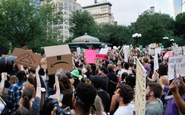 ABD Yüksek Mahkemesi 'nin Roe V. Wade' i New York 'ta devirme kararına karşı protesto. 24 Haziran 2022, New York, ABD: Protestocular, ABD Yüksek Mahkemesi 'nin Roe V. Wade davasını düşürme kararını protesto etmek için Union Square-New York' ta toplandılar 