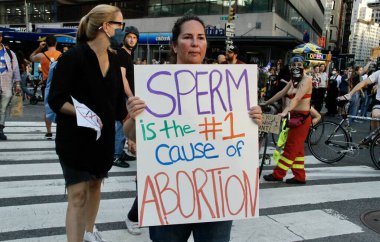 ABD Yüksek Mahkemesi 'nin Roe V. Wade' i New York 'ta devirme kararına karşı protesto. 24 Haziran 2022, New York, ABD: Protestocular, ABD Yüksek Mahkemesi 'nin Roe V. Wade davasını düşürme kararını protesto etmek için Union Square-New York' ta toplandılar 