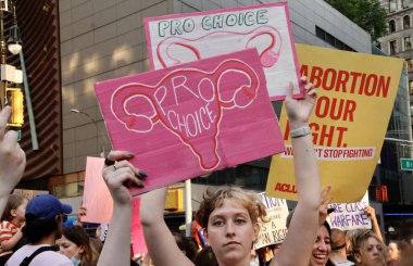 ABD Yüksek Mahkemesi 'nin Roe V. Wade' i New York 'ta devirme kararına karşı protesto. 24 Haziran 2022, New York, ABD: Protestocular, ABD Yüksek Mahkemesi 'nin Roe V. Wade davasını düşürme kararını protesto etmek için Union Square-New York' ta toplandılar 