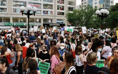 ABD Yüksek Mahkemesi 'nin Roe V. Wade' i New York 'ta devirme kararına karşı protesto. 24 Haziran 2022, New York, ABD: Protestocular, ABD Yüksek Mahkemesi 'nin Roe V. Wade davasını düşürme kararını protesto etmek için Union Square-New York' ta toplandılar 