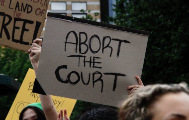 ABD Yüksek Mahkemesi 'nin Roe V. Wade' i New York 'ta devirme kararına karşı protesto. 24 Haziran 2022, New York, ABD: Protestocular, ABD Yüksek Mahkemesi 'nin Roe V. Wade davasını düşürme kararını protesto etmek için Union Square-New York' ta toplandılar 