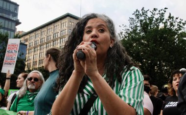 ABD Yüksek Mahkemesi 'nin Roe V. Wade' i New York 'ta devirme kararına karşı protesto. 24 Haziran 2022, New York, ABD: Protestocular, ABD Yüksek Mahkemesi 'nin Roe V. Wade davasını düşürme kararını protesto etmek için Union Square-New York' ta toplandılar 