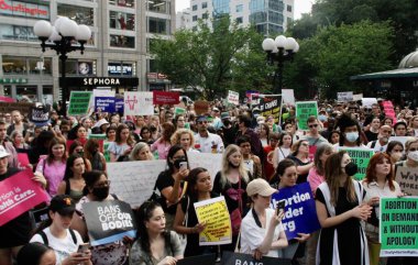 ABD Yüksek Mahkemesi 'nin Roe V. Wade' i New York 'ta devirme kararına karşı protesto. 24 Haziran 2022, New York, ABD: Protestocular, ABD Yüksek Mahkemesi 'nin Roe V. Wade davasını düşürme kararını protesto etmek için Union Square-New York' ta toplandılar 