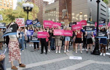 ABD Yüksek Mahkemesi 'nin Roe V. Wade' i New York 'ta devirme kararına karşı protesto. 24 Haziran 2022, New York, ABD: Protestocular, ABD Yüksek Mahkemesi 'nin Roe V. Wade davasını düşürme kararını protesto etmek için Union Square-New York' ta toplandılar 