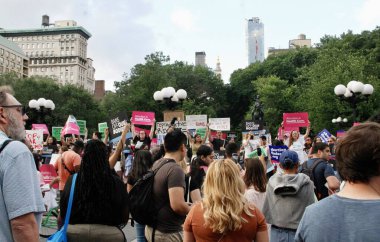 ABD Yüksek Mahkemesi 'nin Roe V. Wade' i New York 'ta devirme kararına karşı protesto. 24 Haziran 2022, New York, ABD: Protestocular, ABD Yüksek Mahkemesi 'nin Roe V. Wade davasını düşürme kararını protesto etmek için Union Square-New York' ta toplandılar 