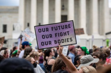 (Birleşik Devletler Anayasa Mahkemesi tarihi kararda Roe ve Wade 'in davasını düşürdü. 24 Haziran 2022, Washington DC: Protestocular, 50 yıllık federal hukuktan sonra Roe v. Wade davasını düşüren Washington DC 'deki ABD Yüksek Mahkemesi önünde toplandılar. Abor