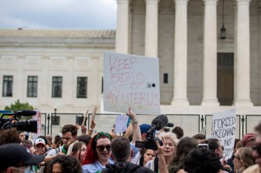 (Birleşik Devletler Anayasa Mahkemesi tarihi kararda Roe ve Wade 'in davasını düşürdü. 24 Haziran 2022, Washington DC: Protestocular, 50 yıllık federal hukuktan sonra Roe v. Wade davasını düşüren Washington DC 'deki ABD Yüksek Mahkemesi önünde toplandılar. Abor
