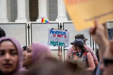 (Birleşik Devletler Anayasa Mahkemesi tarihi kararda Roe ve Wade 'in davasını düşürdü. 24 Haziran 2022, Washington DC: Protestocular, 50 yıllık federal hukuktan sonra Roe v. Wade davasını düşüren Washington DC 'deki ABD Yüksek Mahkemesi önünde toplandılar. Abor
