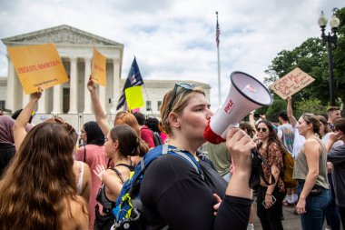 (Birleşik Devletler Anayasa Mahkemesi tarihi kararda Roe ve Wade 'in davasını düşürdü. 24 Haziran 2022, Washington DC: Protestocular, 50 yıllık federal hukuktan sonra Roe v. Wade davasını düşüren Washington DC 'deki ABD Yüksek Mahkemesi önünde toplandılar. Abor