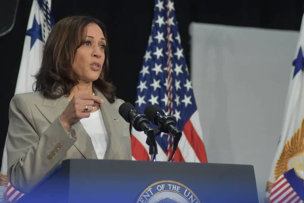 (Birleşik Devletler Başkan Yardımcısı Kamala Harris, Roe V. Wade 'in devrilmesi hakkında açıklama yapıyor. 26 Haziran 2022, Plainfield, IL, ABD
