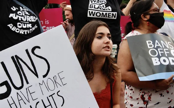 ABD Yüksek Mahkemesi 'nin Roe V. Wade' i New York 'ta devirme kararına karşı protesto. 24 Haziran 2022, New York, ABD: Protestocular, ABD Yüksek Mahkemesi 'nin Roe V. Wade davasını düşürme kararını protesto etmek için Union Square-New York' ta toplandılar 