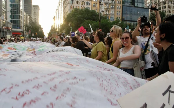 뉴욕에서 이드를 전복하려는 대법원의 결정에 반대하는 2022 유니언 스퀘어 시위대가 — 스톡 사진
