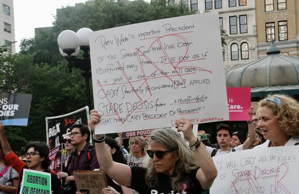 抗议美国最高法院在纽约推翻罗伊诉韦德案的决定 2022年6月24日 美国纽约 抗议者聚集在纽约联合广场 抗议美国最高法院推翻罗伊五 瓦德的决定 — 图库照片